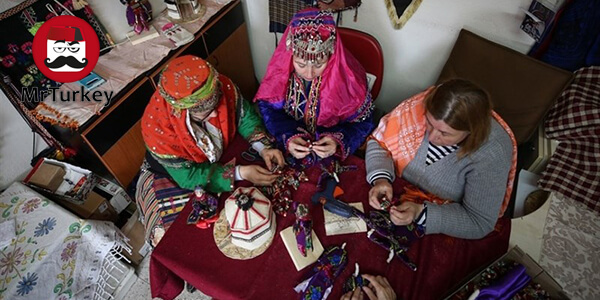 تولید عروسک‌های سنتی در ترکیه